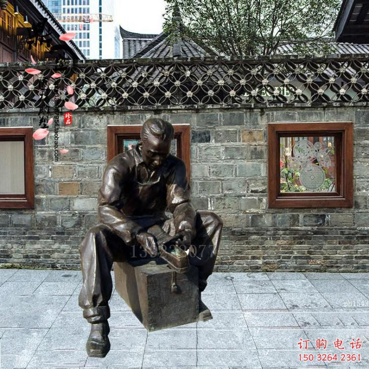 修鞋匠男人铜雕厂家 公园人物铜像 黄铜修鞋匠铜雕制作