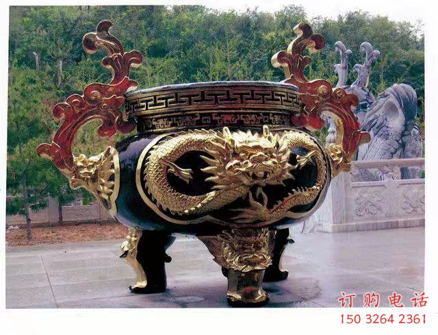 彩绘盘龙三足炉雕塑