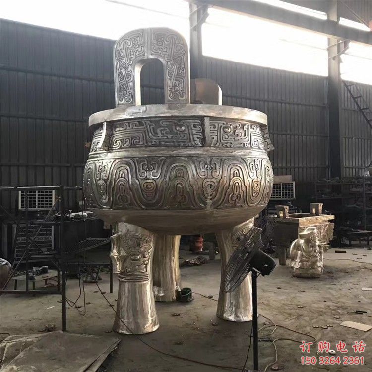 黄铜材质圆鼎雕塑造型 黄铜材质圆鼎雕塑造型