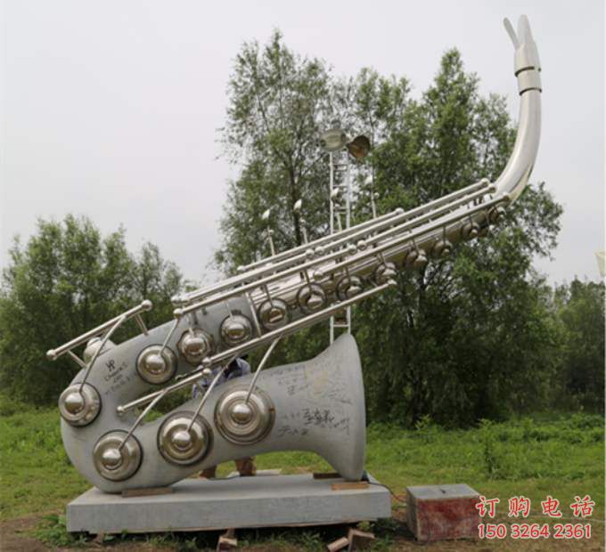 小河街头萨克斯雕塑
