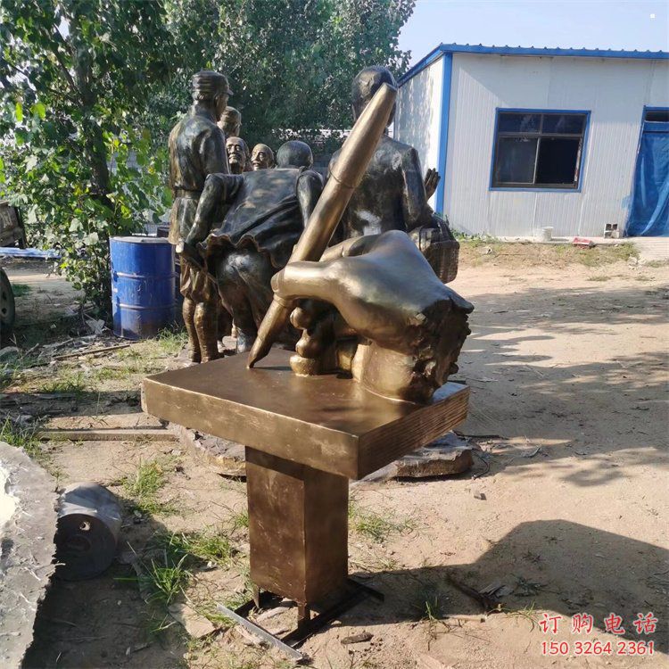 龙华手握钢笔雕塑，街道标识，玻璃钢手握钢笔雕塑厂家